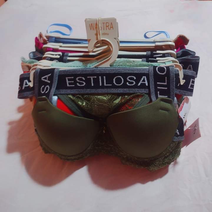 Conjunto de lingerie sutiã e calcinha de poliamida com elastano em variadas cores nos tamanhos P-M-G Estoque final  de 70,00 Por R$ 49,99