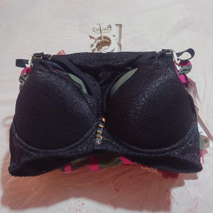 Conjunto de lingerie sutiã e calcinha de poliamida com elastano em variadas cores nos tamanhos P-M-G Estoque final  de 70,00 Por R$ 49,99