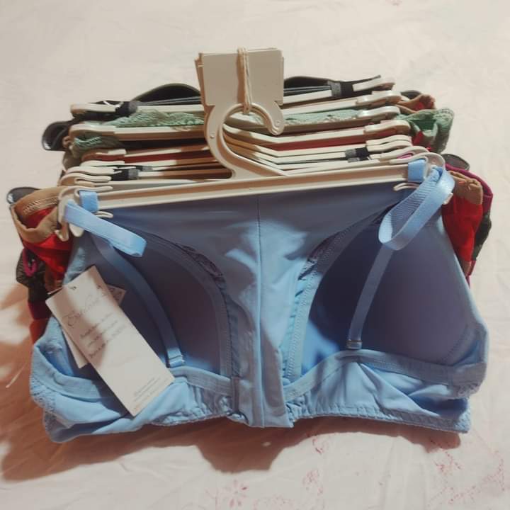 Conjunto de lingerie sutiã e calcinha de poliamida com elastano em variadas cores nos tamanhos P-M-G Estoque final  de 70,00 Por R$ 49,99