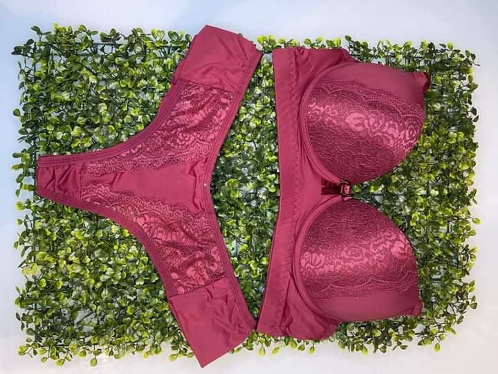 Conjunto de lingerie sutiã e calcinha de poliamida com elastano em variadas cores nos tamanhos P-M-G Estoque final  de 70,00 Por R$ 49,99