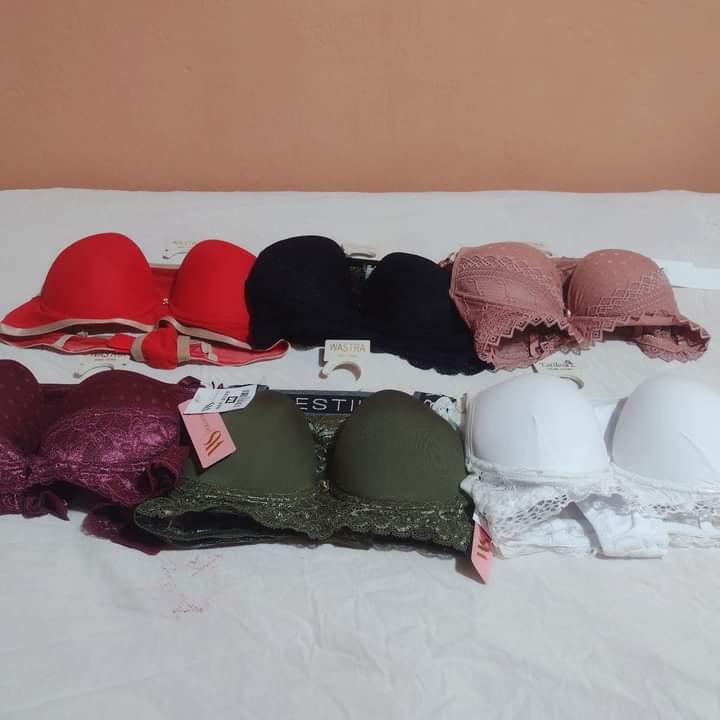 Conjunto de lingerie sutiã e calcinha de poliamida com elastano em variadas cores nos tamanhos P-M-G Estoque final  de 70,00 Por R$ 49,99