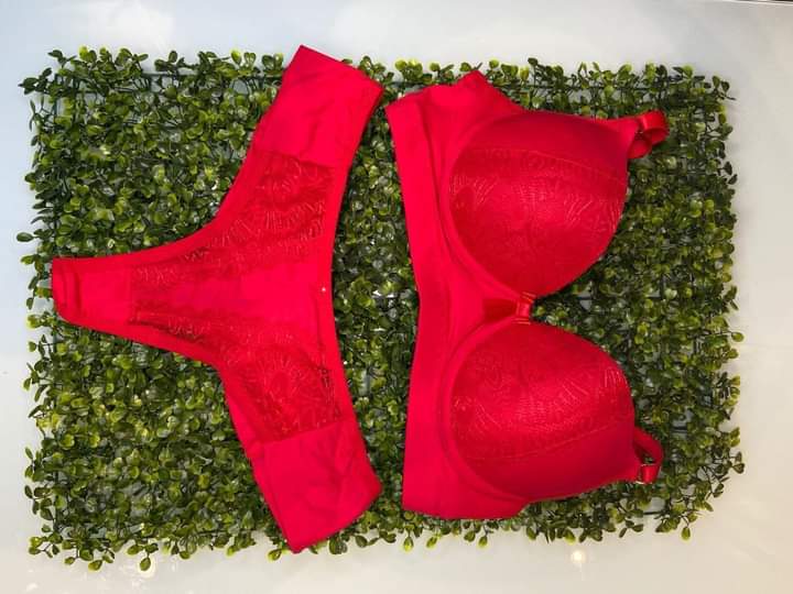 Conjunto de lingerie sutiã e calcinha de poliamida com elastano em variadas cores nos tamanhos P-M-G Estoque final  de 70,00 Por R$ 49,99