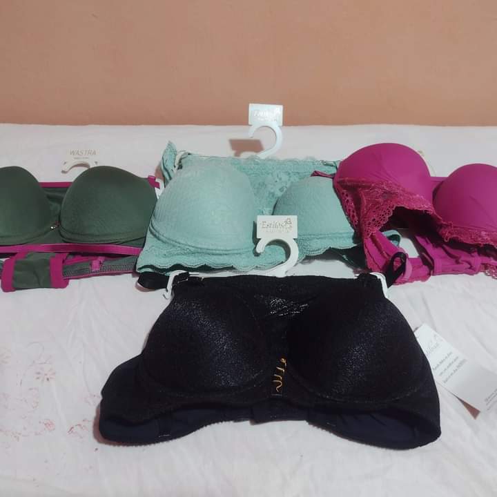 Conjunto de lingerie sutiã e calcinha de poliamida com elastano em variadas cores nos tamanhos P-M-G Estoque final  de 70,00 Por R$ 49,99