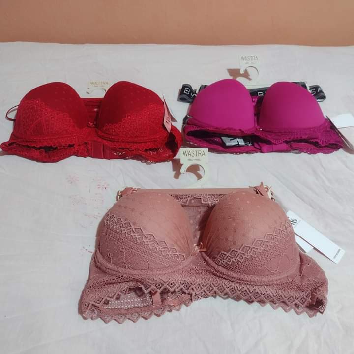 Conjunto de lingerie sutiã e calcinha de poliamida com elastano em variadas cores nos tamanhos P-M-G Estoque final  de 70,00 Por R$ 49,99