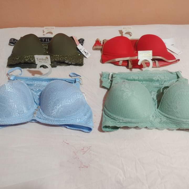 Conjunto de lingerie sutiã e calcinha de poliamida com elastano em variadas cores nos tamanhos P-M-G Estoque final  de 70,00 Por R$ 49,99