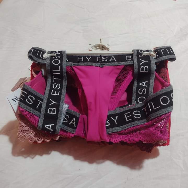 Conjunto de lingerie sutiã e calcinha de poliamida com elastano em variadas cores nos tamanhos P-M-G Estoque final  de 70,00 Por R$ 49,99