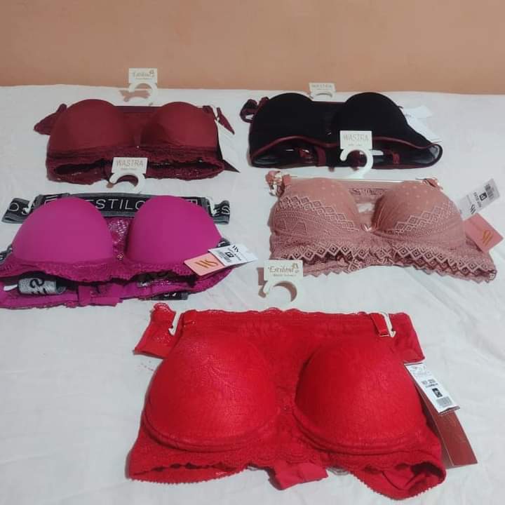 Conjunto de lingerie sutiã e calcinha de poliamida com elastano em variadas cores nos tamanhos P-M-G Estoque final  de 70,00 Por R$ 49,99