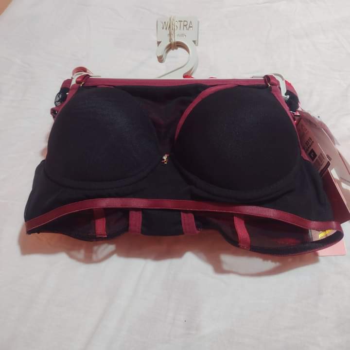 Conjunto de lingerie sutiã e calcinha de poliamida com elastano em variadas cores nos tamanhos P-M-G Estoque final  de 70,00 Por R$ 49,99