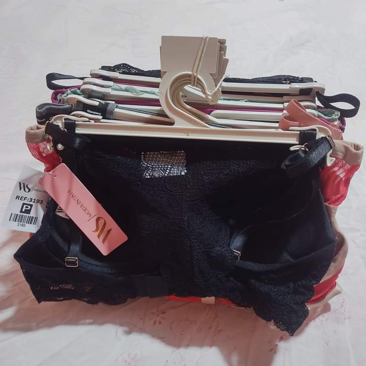 Conjunto de lingerie sutiã e calcinha de poliamida com elastano em variadas cores nos tamanhos P-M-G Estoque final  de 70,00 Por R$ 49,99